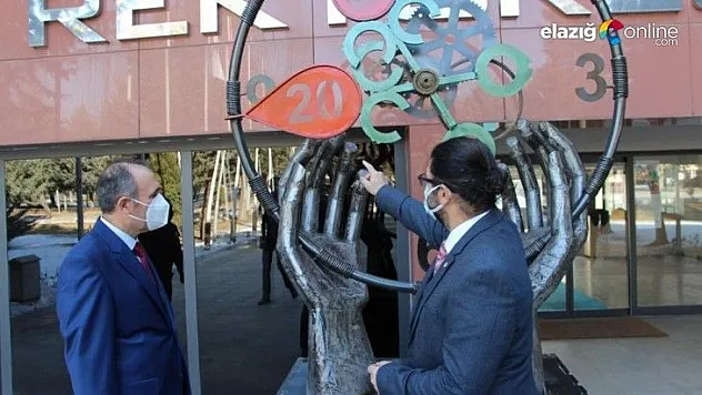 Depremde enkazdan toplanan parçalarla 'Deprem Anıtı' yapıldı