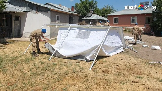 Depremin vurduğu köylerde çadırlar kurulmaya başlandı