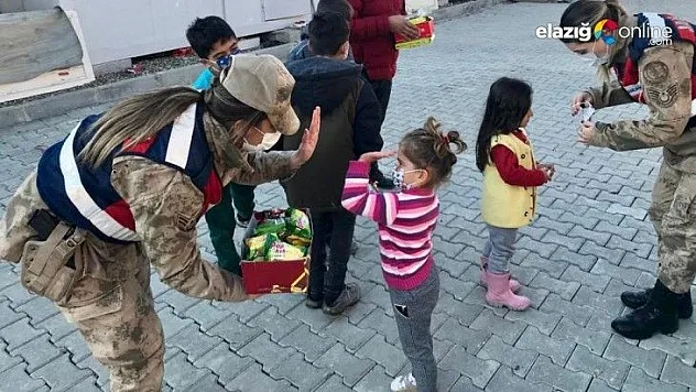Depremzede çocuklara jandarmadan moral ziyareti