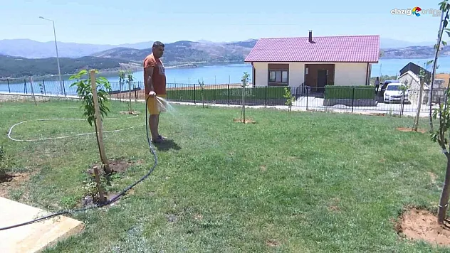 Depremzedeler göl manzaralı evlerine kavuşmanın mutluluğunu yaşıyor