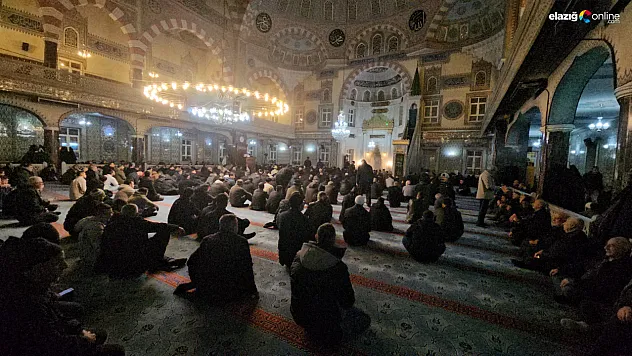 Dillerde dua, gönüllerde huzur: Elazığ camilerinde Berat Gecesi yoğunluğu