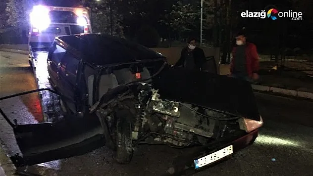 Direğe çarpan otomobil hurdaya döndü: 5 yaralı