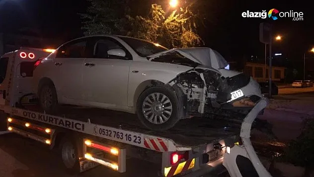 Direksiyon Hakimiyetini Kaybeden Otomobil Aydınlatma Direğine Çarptı