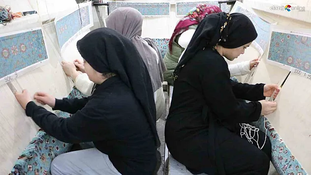 Diyarbakır'da kadınlar ürettikleri el emeği dokuma halıları Avrupa'ya satıyor