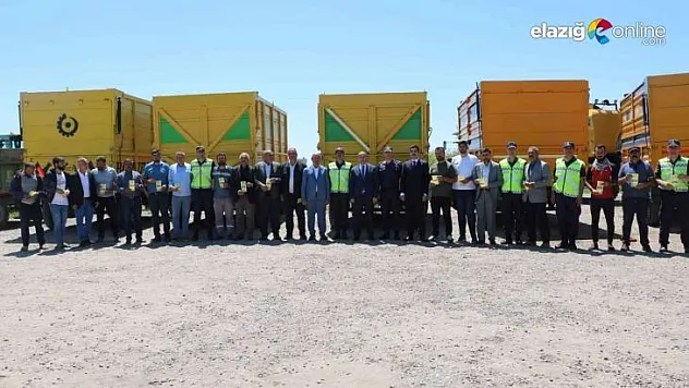 Diyarbakır'da traktör ve biçerdöver römorklarına reflektör takıldı