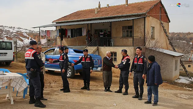 Ekipler, köylerde barınan depremzedelerin yaralarını sarıyor