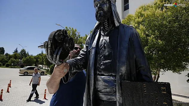 El Cezeri heykelli güneş saati üniversite kampüsünde zamanı gösteriyor