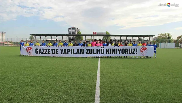 Filistin'e destek pankartıyla sahaya çıktılar!