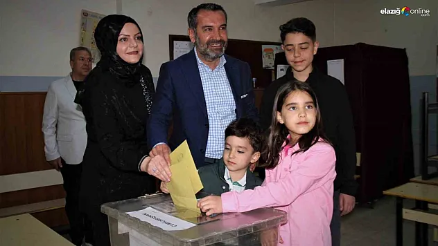 Başkan Şerifoğulları, oy kullanmaya TOGG ile geldi