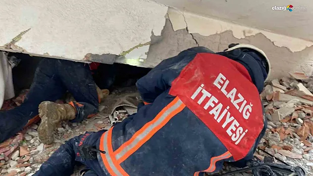 Elazığ Belediyesi itfaiye ekipleri, deprem bölgesinde
