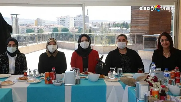 Elazığ belediyesi kadın meclisi, sağlık çalışanlarını ağırladı