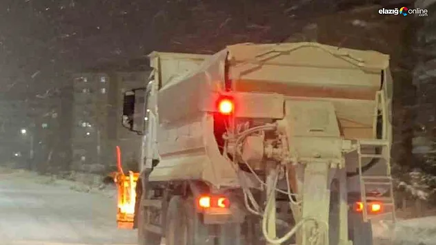 Geceyi kar aydınlattı, greyderler açtı: Elazığ'da kar seferberliği sürüyor