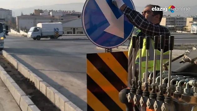 Elazığ Belediyesi yön levhalarını yeniliyor