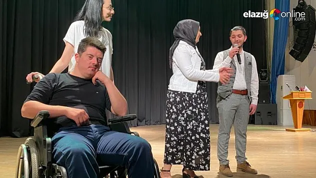 'Bir tek engel biz miyiz' adlı tiyatro oyunu beğeniyle izlendi