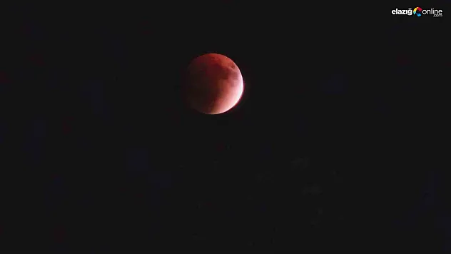 Elazığ'da Gecenin Kırmızı Yüzü: Ay Tutulması Gökyüzünü Büyüledi!