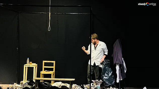 'Nihayet Bitti' adlı tiyatro oyunu seyirciyle buluştu