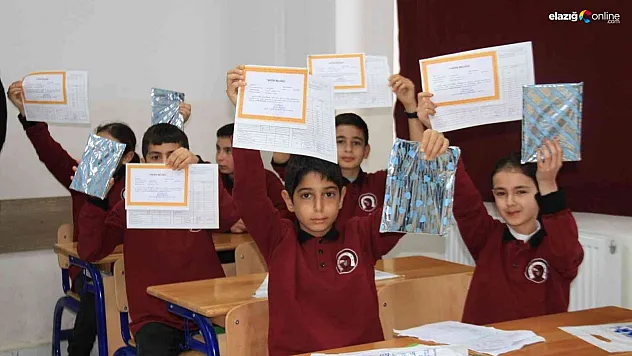 Elazığ'da 129 bin öğrenci karne heyecanı yaşadı