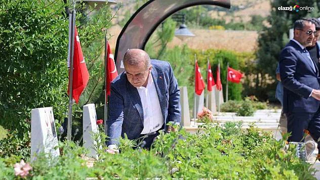 Demokrasi Zaferinin Yıldönümünde Elazığ Şehitliklerinde Duygu Dolu Anlar!