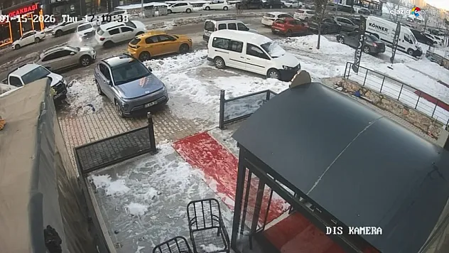 Yol değil adeta buz pisti! Kontrolden çıkan araç ortalığı birbirine kattı