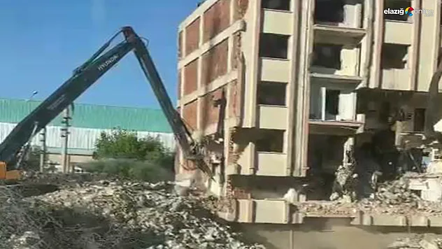 6 Şubat Depreminin Ardından Elazığ'da Bir Bina Daha Tarihe Karıştı!