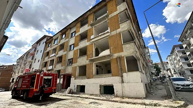 Ağır hasarlı binada korkutan yangın!