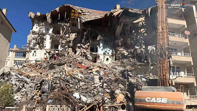 Elazığ'da ağır hasarlı binaların yıkımları sürüyor