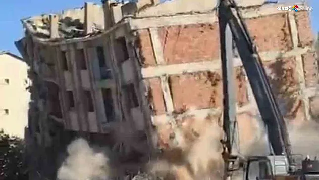 Elazığ'da Riskli Yapılar Tek Tek Yıkılıyor: Binanın Çökme Anı Yürekleri Ağza Getirdi!