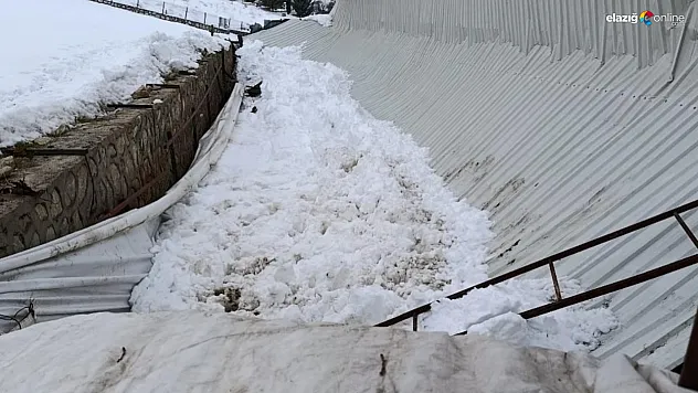 Elazığ'da kar yükü felaket getirdi: Ahır çöktü, üreticinin geçim kaynağı telef oldu