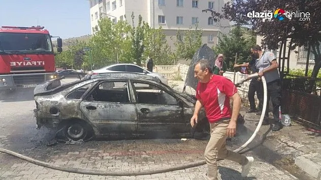 Elazığ'da alevlere teslim olan otomobil küle döndü