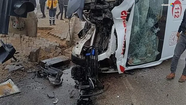 Ambulans sinyalizasyon direğine çarptı: 1 yaralı