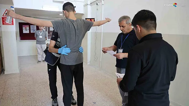 Öğrenciler içeride aileleri dışarıda ter döktü