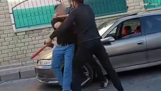 Elazığ'da Trafikte Yol Verme Tartışması Baltalı-Sopalı Kavgaya Dönüştü!