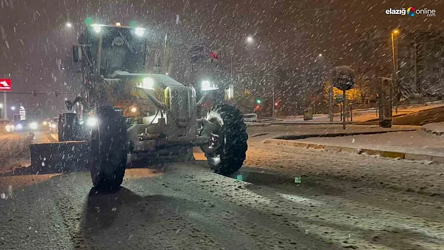Elazığ'da belediye ekipleri kar mesaisinde