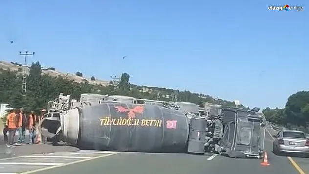 Elazığ-Malatya Yolunda Kaza: Beton Mikseri Yola Devrildi!
