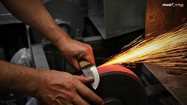Elazığ'da bıçak bileyicilerin kurban mesaisi başladı
