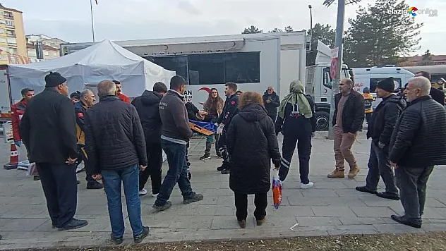 Elazığ'ın kalbinde bıçaklı kavga: Doktordan 'Hızır' gibi müdahale!