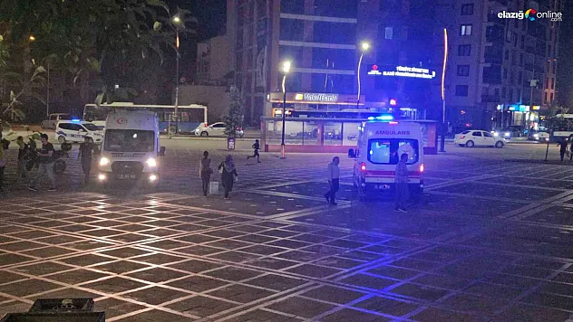 Elazığ'da Cumhuriyet Meydanı'nda Bıçaklı Kavga: 2 Yaralı!