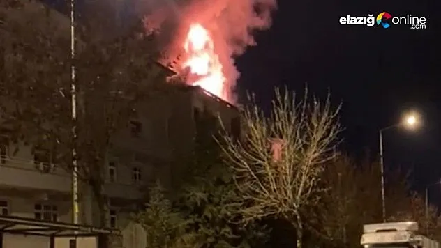 Elazığ'da binanın çatısı alev alev yandı