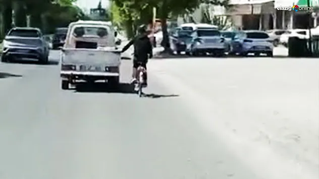 Elazığ'da Bisikletli Sürücünün Tehlikeli Yolculuğu Kameraya Böyle Yansıdı!