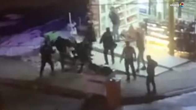 Elazığ'da Bıçaklar Çekildi! Büfede Çıkan Kavga Kameralara Böyle Yansıdı!