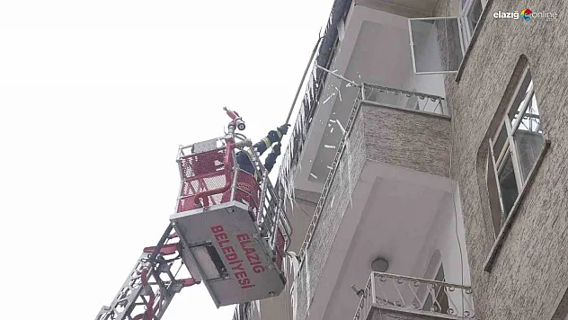 Elazığ'da 'sarkıt' alarmı: İtfaiyeden çatılarda buz mesaisi