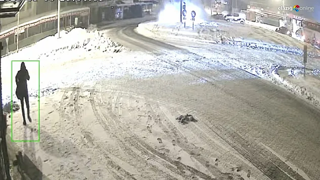 Saniye Saniye Kaza Anı: Karakoçan'da tır KGYS direğine böyle çarptı