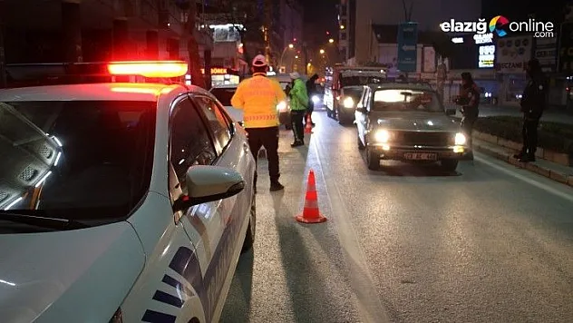 Elazığ'da cadde ve sokaklar yine sessizliğe büründü