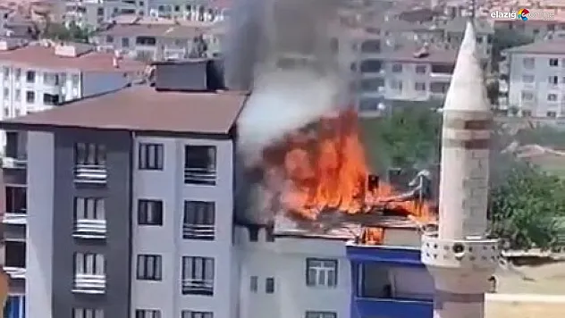 3 katlı bir binanın çatısı alev alev yandı
