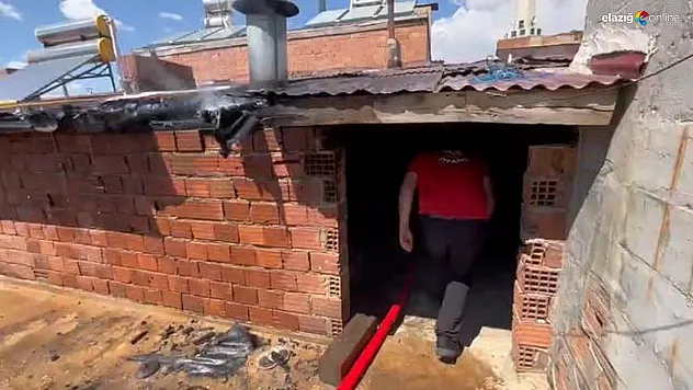 Elazığ Kovancılar'da Çatı Yangını: İtfaiyenin Hızlı Müdahalesi Felaketi Önledi!