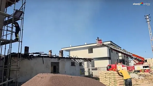 Elazığ'da Çatı Yangını Korkuttu: Alevler Kısa Sürede Söndürüldü!