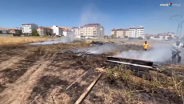 Elazığ Kovancılar'da Örtü Yangını: İnşaat Kalıpları Küle Döndü!