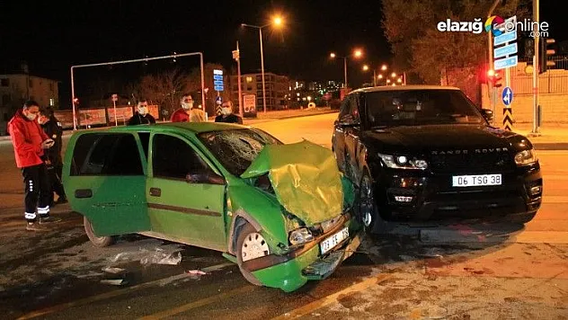 Elazığ'da cip ile otomobil çarpıştı: 2 ağır yaralı