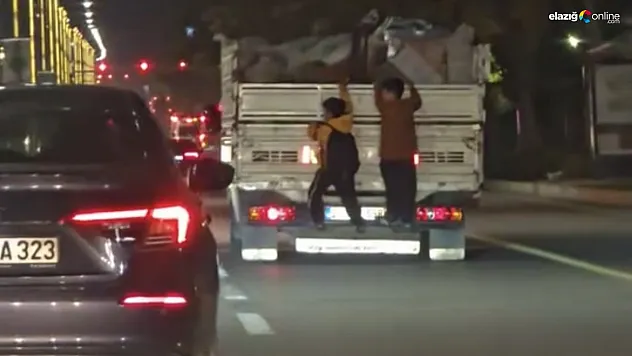 Elazığ'da Yürekleri Ağza Getiren Görüntü: Seyir Halindeki Kamyonette Tehlikeli Yolculuk