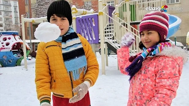 Elazığ'da çocukların kar sevinci